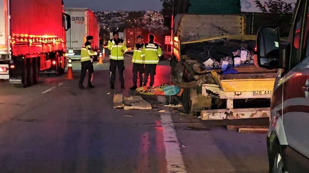 Sakarya'da Lastik Değiştirirken Tırın Çarptığı Kişi Hayatını Kaybetti