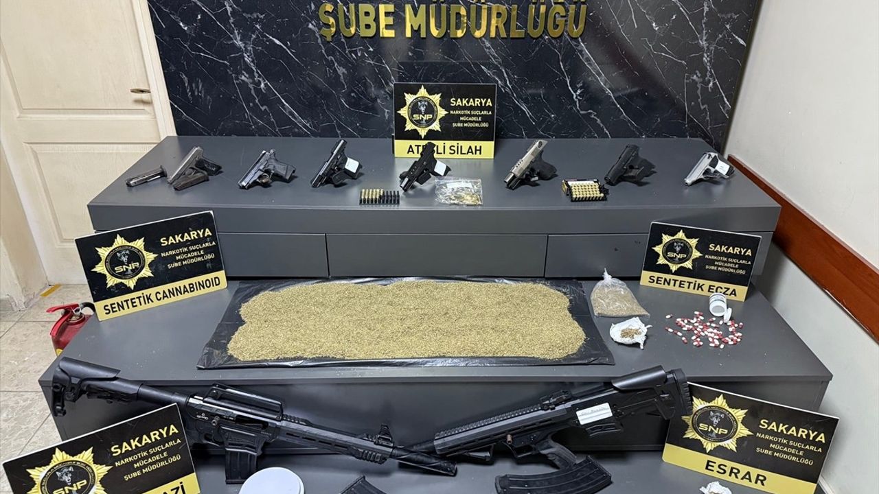 Sakarya'da Uyuşturucu ve Silah Kaçakçılığı Operasyonu: 33 Şüpheli Yakalandı