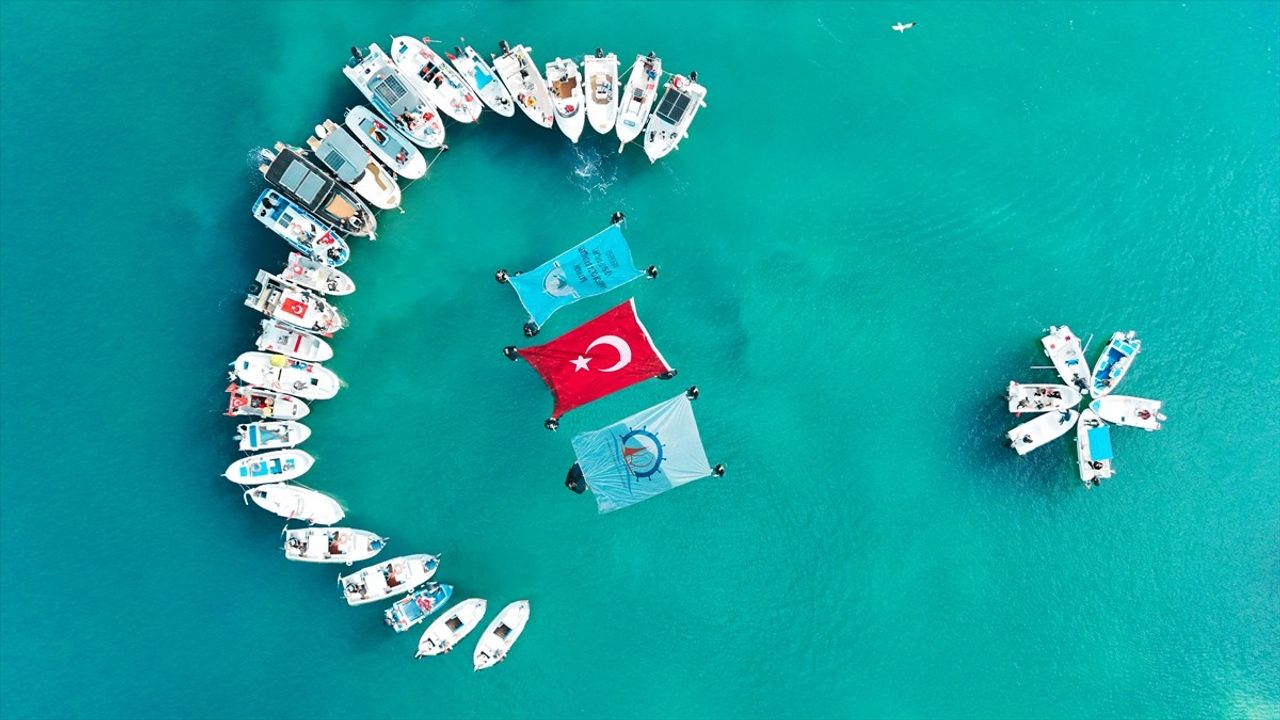 Samsun'da Deniz Üzerinde Ay Yıldız Koreografisi