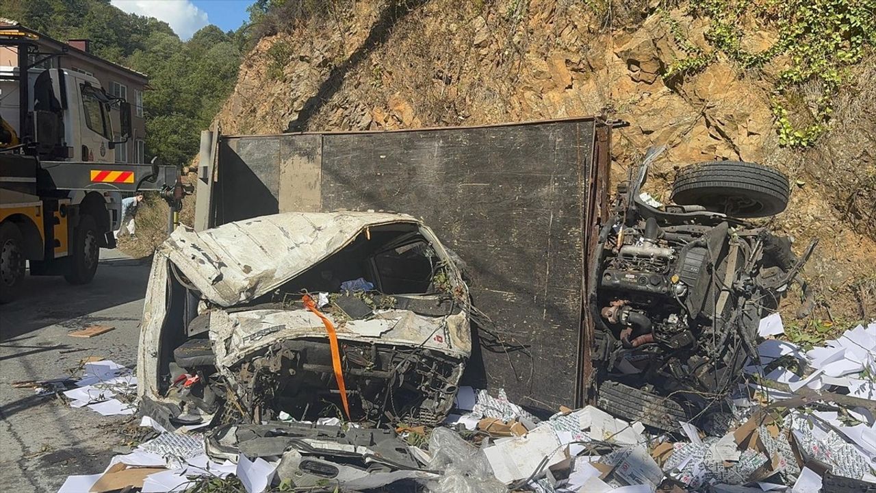 Sarıyer'de Kamyonet Şarampole Devrildi