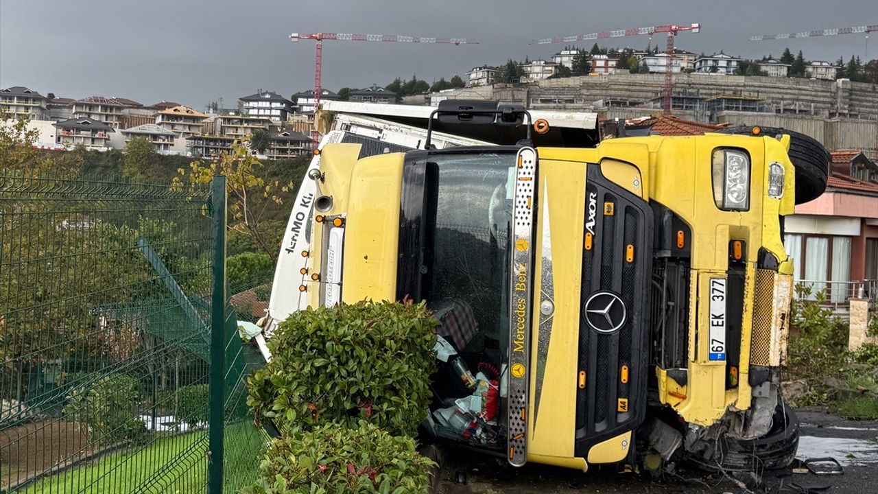 Sarıyer'de Tır Kazası: Sürücü Yaralandı