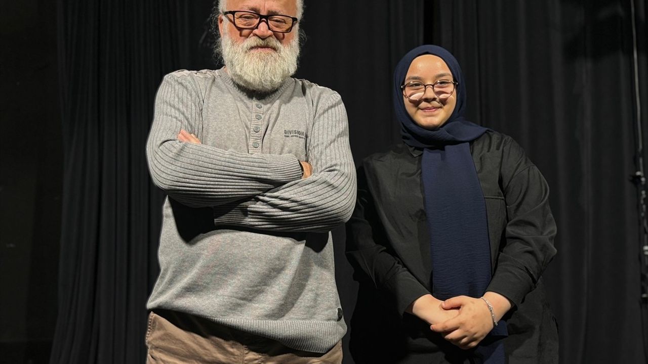 Şevval Çakar'ın Stand-Up Gösterisi Bakırköy'de Sahnelendi
