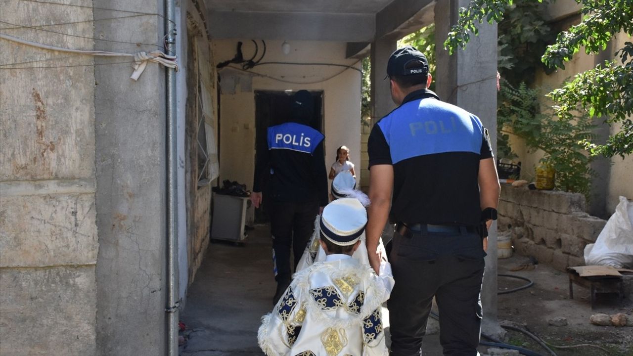 Siirt'te 600 Çocuğa Sünnet Hoparlörü: Kirvem Polis Olsun Projesi