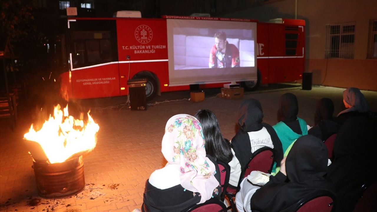 Siirt'te Açık Hava Sinema Etkinliği Öğrencileri Buluşturuyor