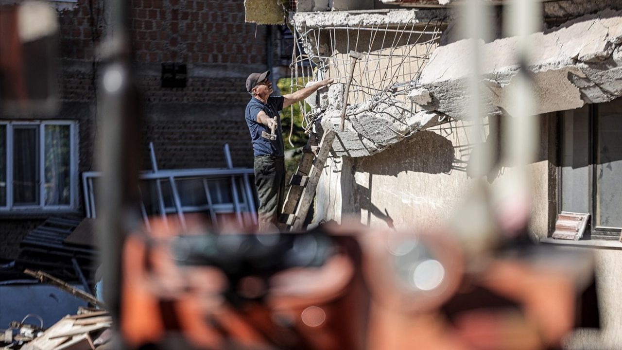 Sındırgı'da Deprem Enkaz Kaldırma İşlemleri Tamamlandı