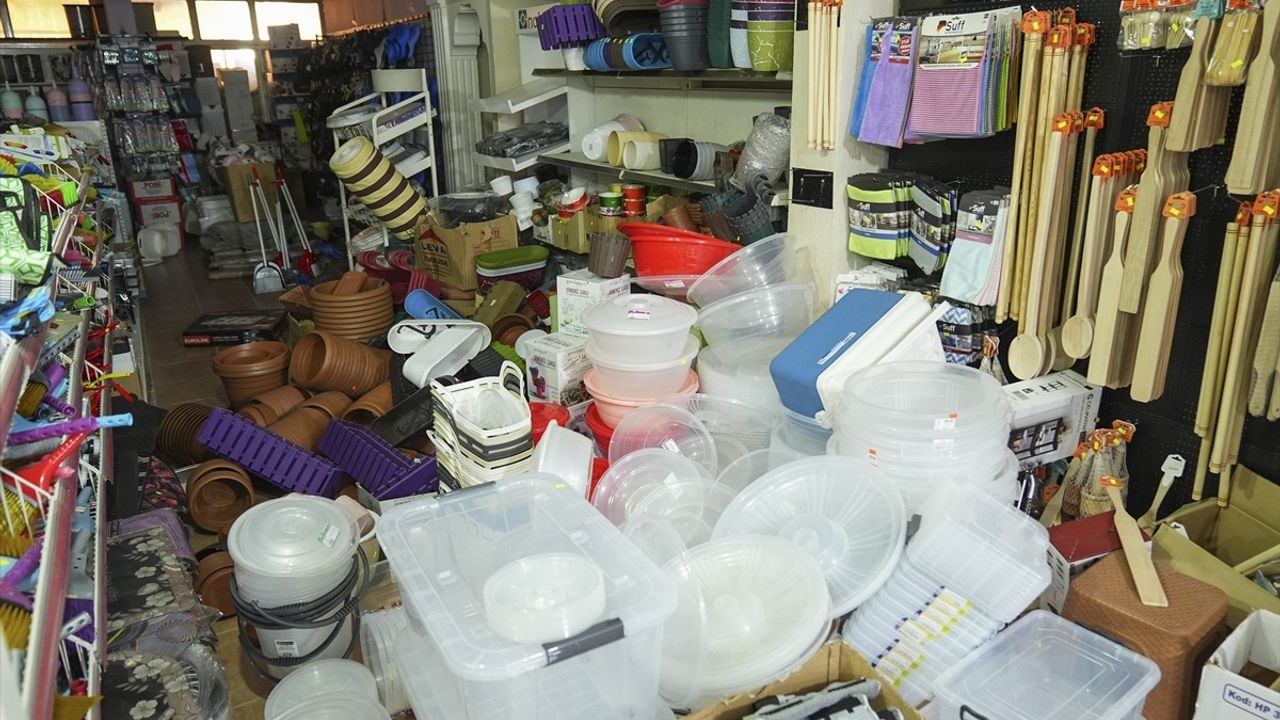 Sındırgı'da Deprem Sonrası Esnafın Üzüntüsü