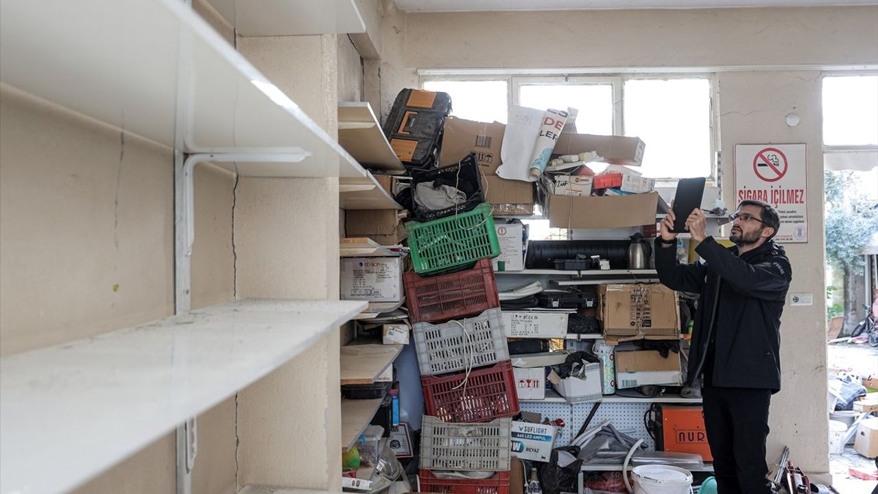 Sındırgı'da Deprem Sonrası Hasar Tespit ve Enkaz Kaldırma Çalışmaları