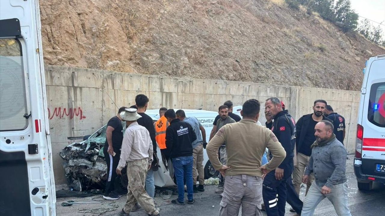 Şırnak'ta Minibüs ve Hafif Ticari Araç Çarpıştı