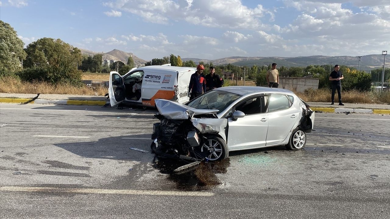 Sivas'ta Üç Araçlı Trafik Kazası: 1 Ölü, 4 Yaralı