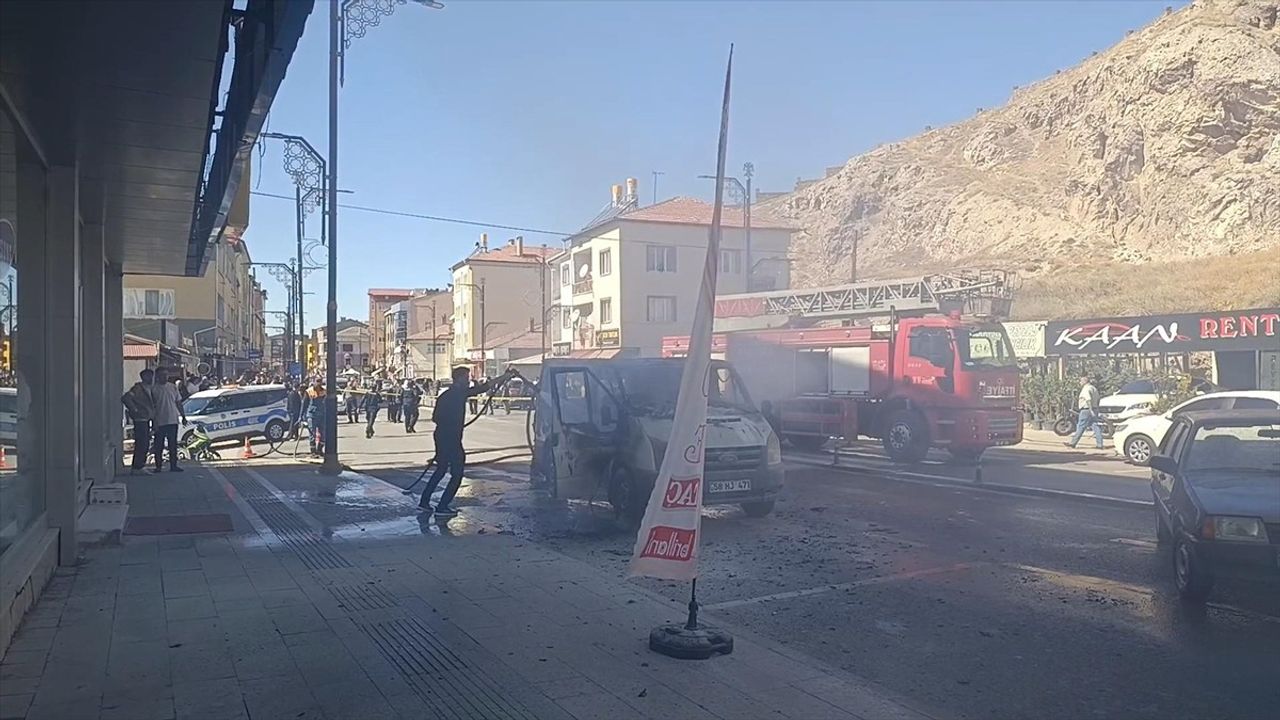 Sivas'ta Yangın: Park Halindeki Araç Kendiliğinden Hareket Etti