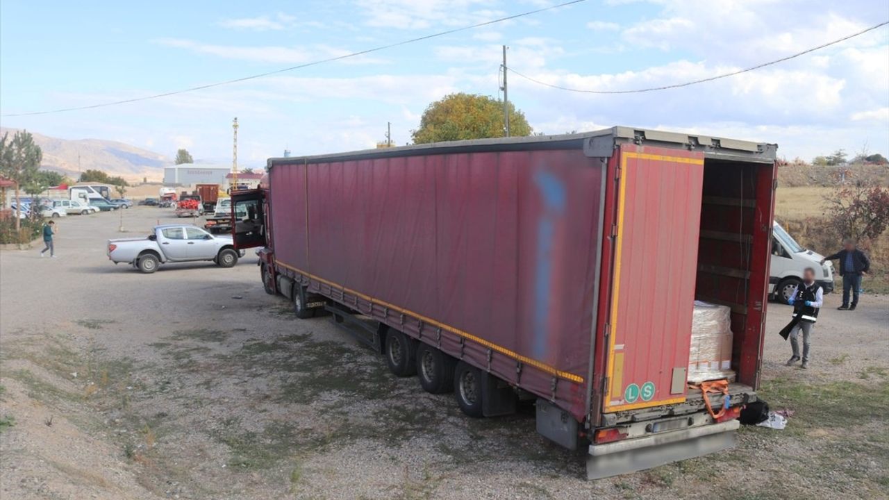 Suşehri'nde Tırda Gizlenmiş 8 Düzensiz Göçmen Yakalandı