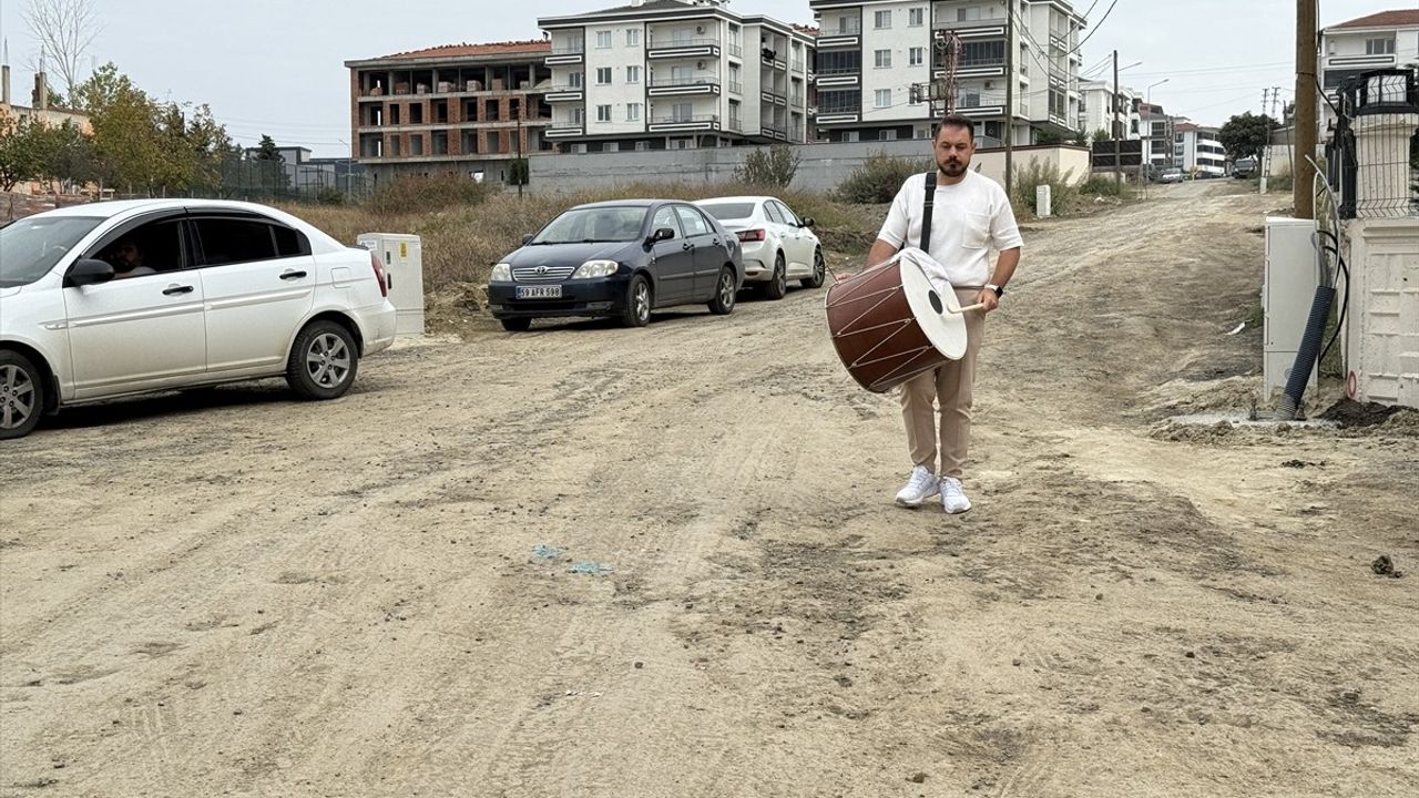 Tekirdağ'da Müzisyen Protesto Yöntemiyle Dikkat Çekti