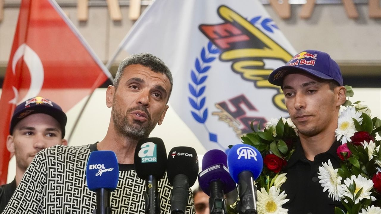 Toprak Razgatlıoğlu, 2025 Dünya Superbike Şampiyonu Olmanın Gururunu Yaşıyor