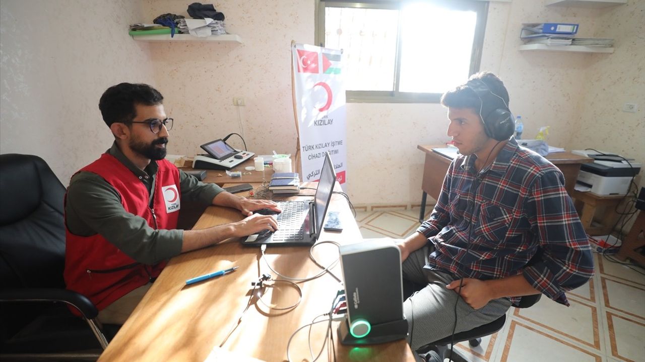 Türk Kızılay Gazze'de Duyma Kaybı Yaşayanlara İşitme Cihazı Dağıttı