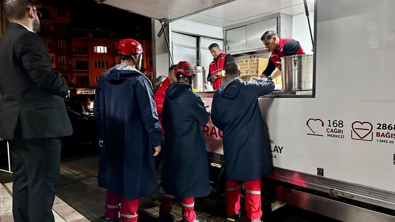 Türk Kızılay Sındırgı'da Depremzedelere Beslenme Desteği Sunuyor