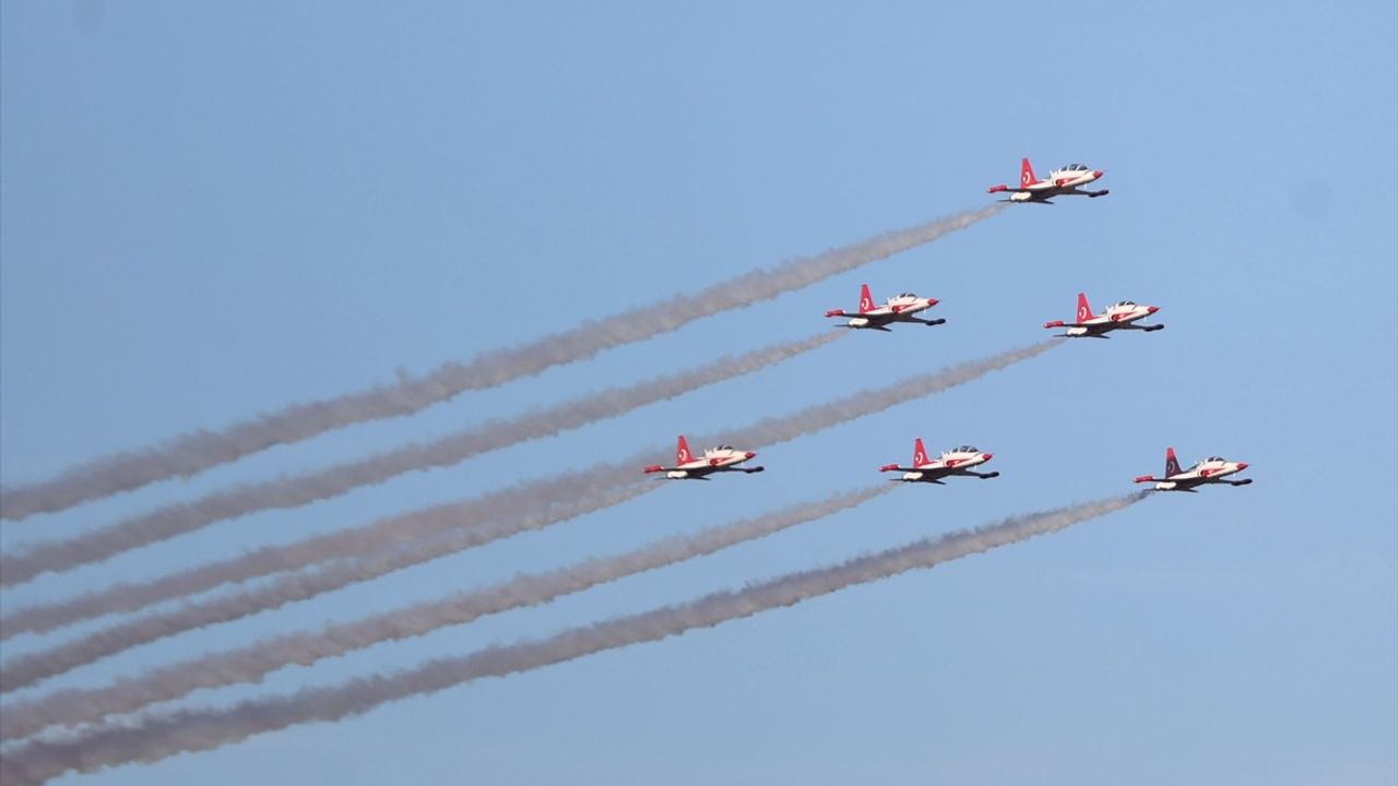 Türk Yıldızları'nın Kırklareli'deki Gösteri Uçuşu