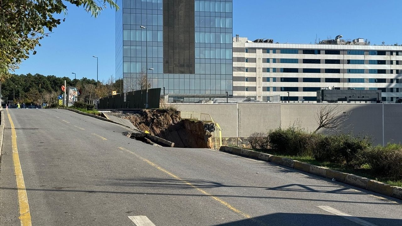 Ümraniye'de İstinat Duvarı Yıkıldı: Yol Çöktü