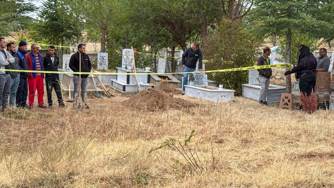 Uşak'ta Yanlışlıkla Defnedilen Cenaze Mezardan Çıkarıldı