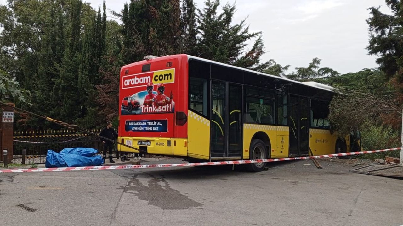 Üsküdar'da Freni Çekilmeyen Otobüs İstinat Duvarına Çarptı