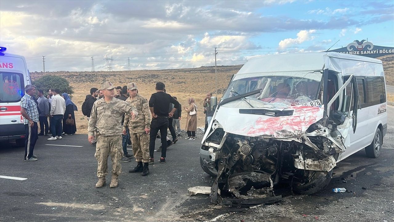 Van'da Öğrenci Servisi ile Tır Çarpıştı: 14 Yaralı