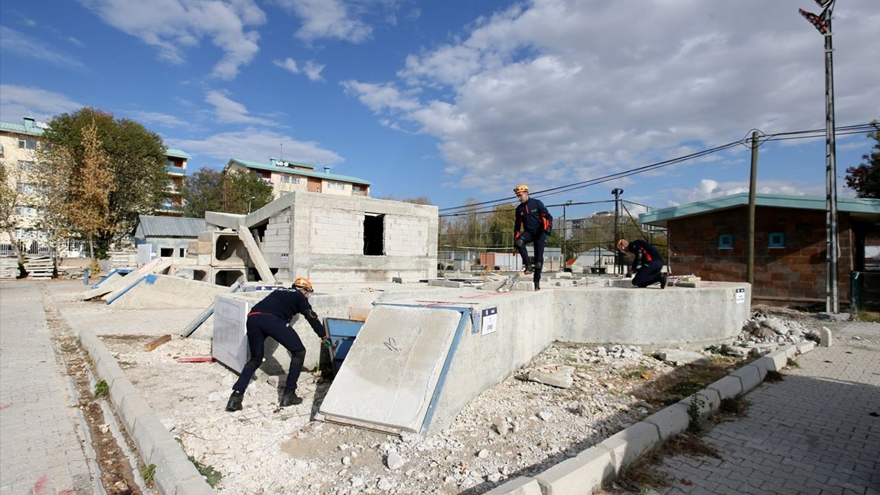 Van Depreminin 14. Yılında Arama Kurtarma Tatbikatı