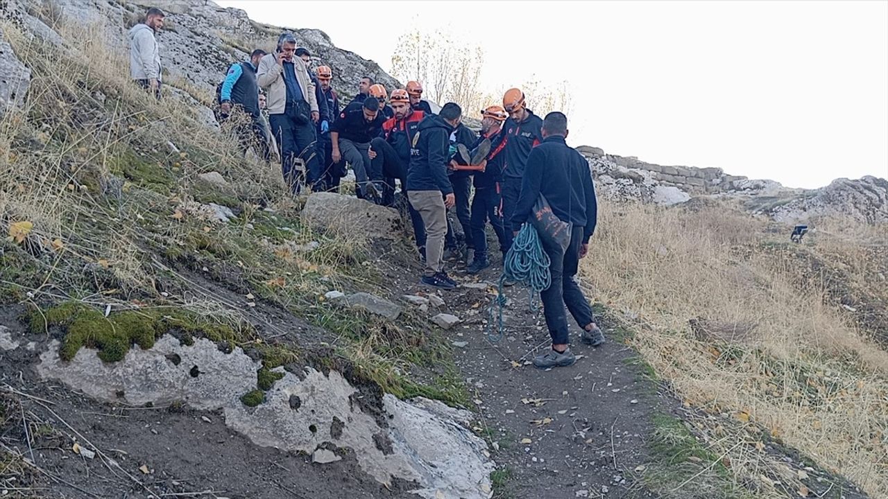 Van Kalesi'nde Kayalık Alandan Düşen Kişi Kurtarıldı