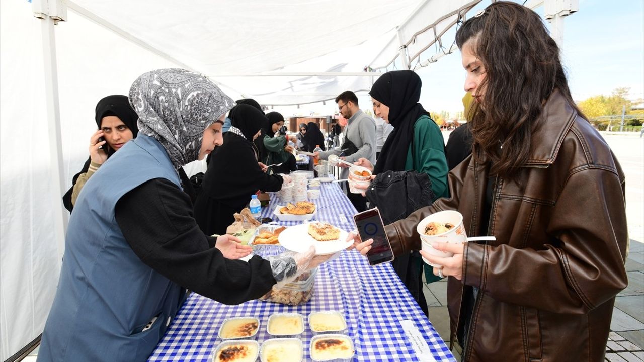 Van Yüzüncü Yıl Üniversitesi'nde Gazze Yararı için Kermes Düzenlendi