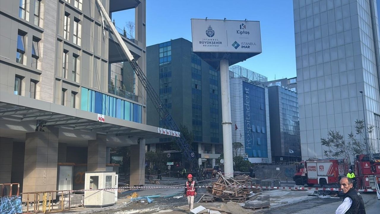 Vinç Devrilmesi Şişli'deki Yurt Binasında Hasara Neden Oldu
