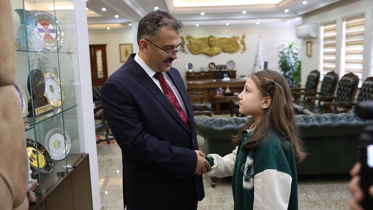 Yağmur Altında İstiklal Marşı Okuyan Öğrenciye Ödül