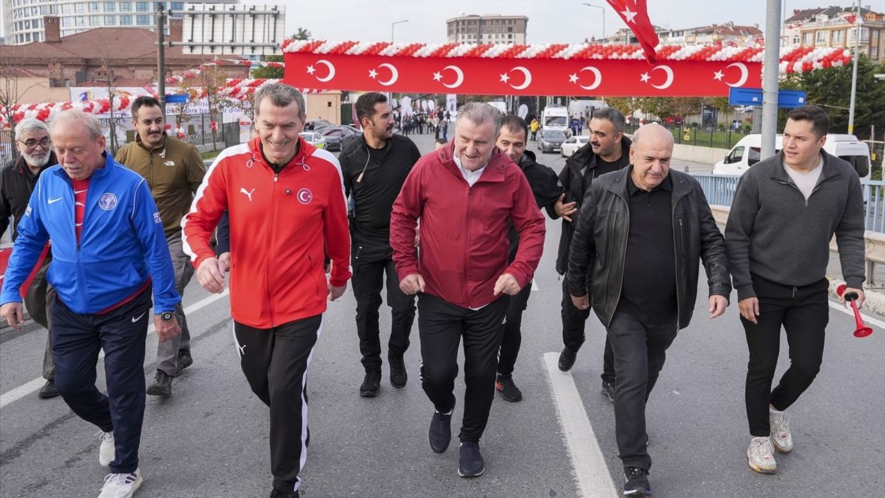 Zeytinburnu Cumhuriyet Koşusu'na Katılan Gençlik ve Spor Bakanı Osman Aşkın Bak