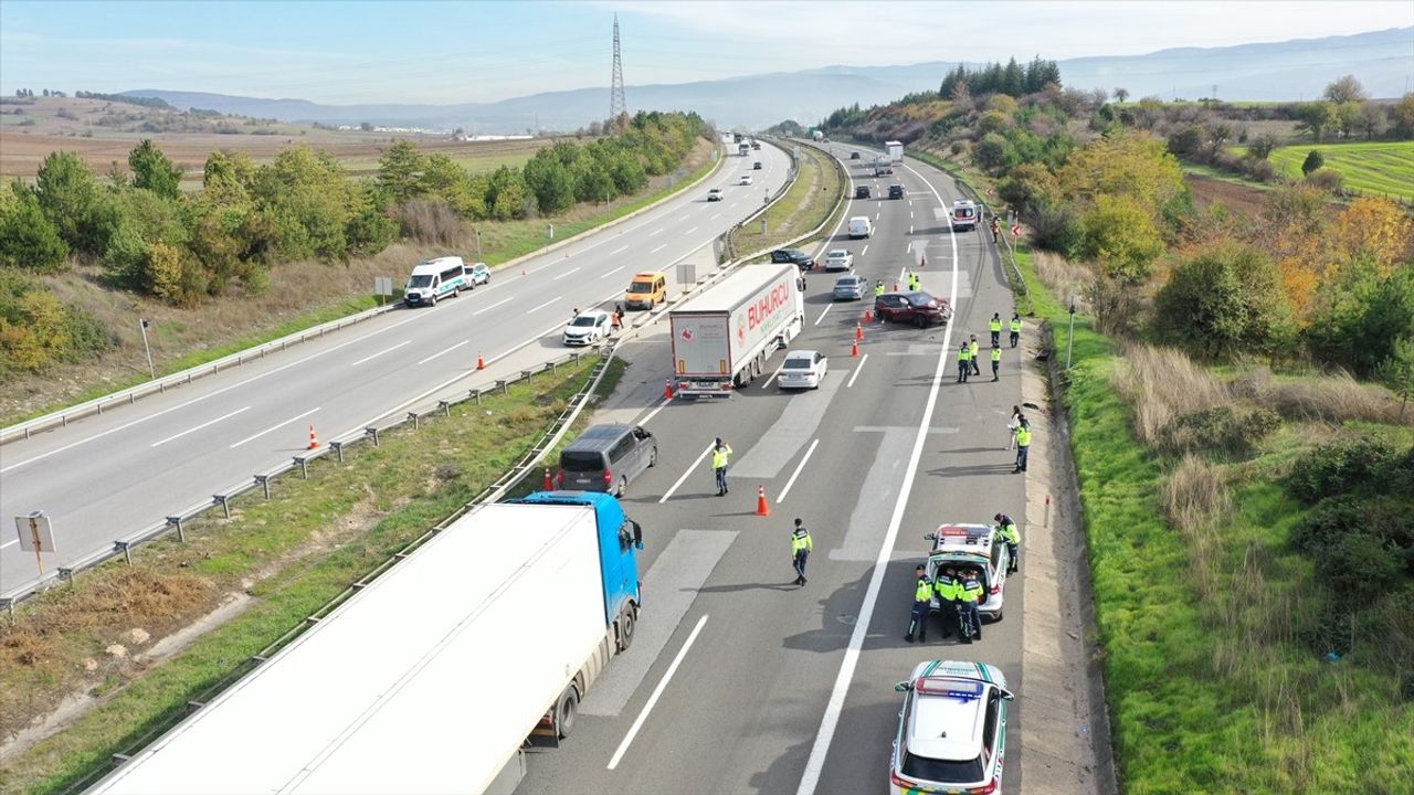 Anadolu Otoyolu'nda Feci Kaza: 1 Çocuk Hayatını Kaybetti, 4 Yaralı
