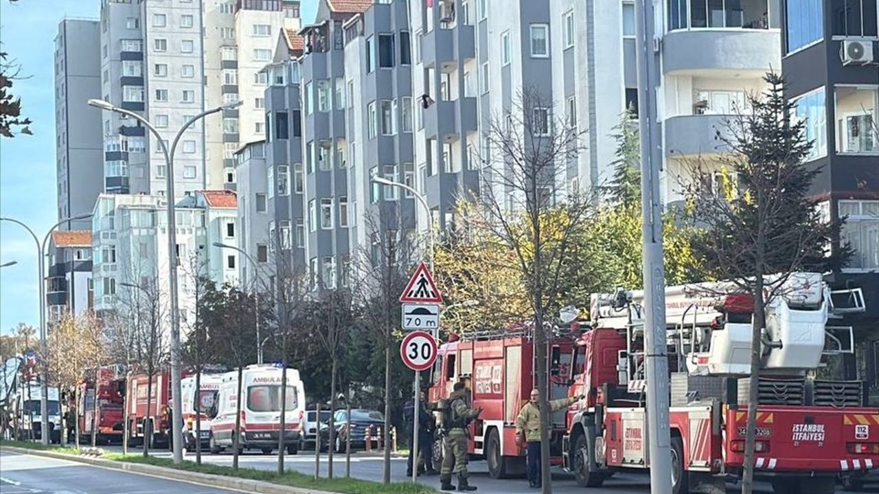 Başakşehir'de Site Yangını: 2 Kişi Hastaneye Kaldırıldı