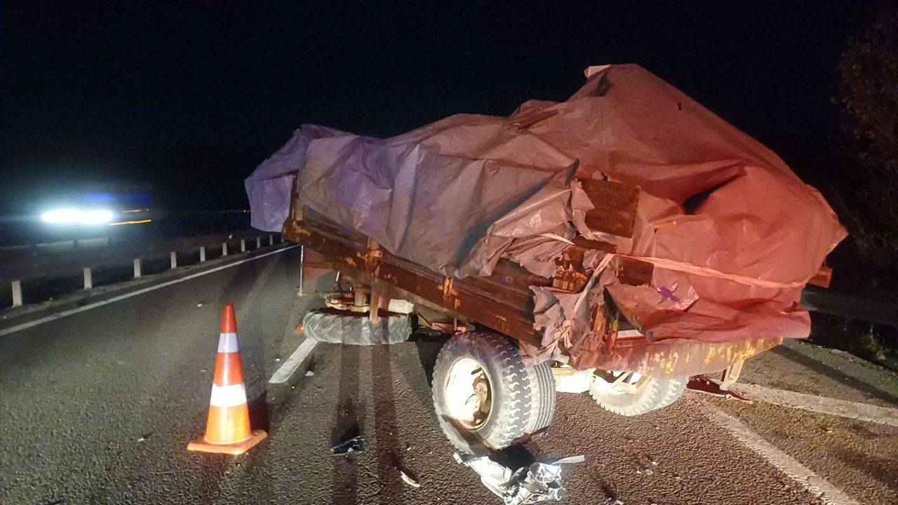 Bolu'da Traktör ile Kamyonet Çarpıştı: 5 Yaralı