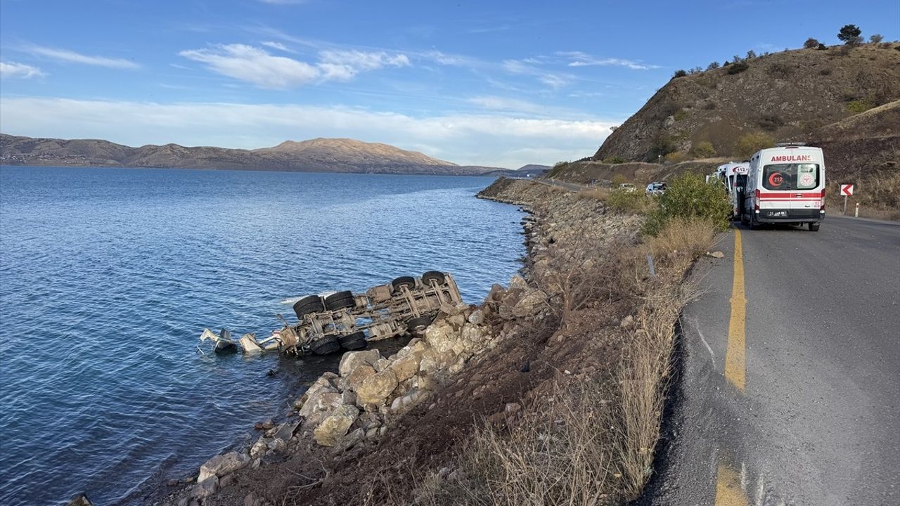 Elazığ'da Beton Mikserinin Hazar Gölü'ne Devrilmesi Sonucu Yaralı Var