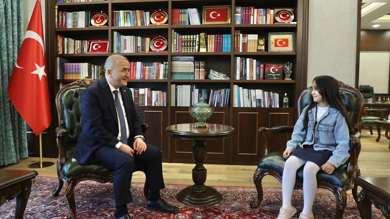 Elazığ Valisi, Küçük Bir Kızın Vali Olma Hayalini Gerçekleştirdi