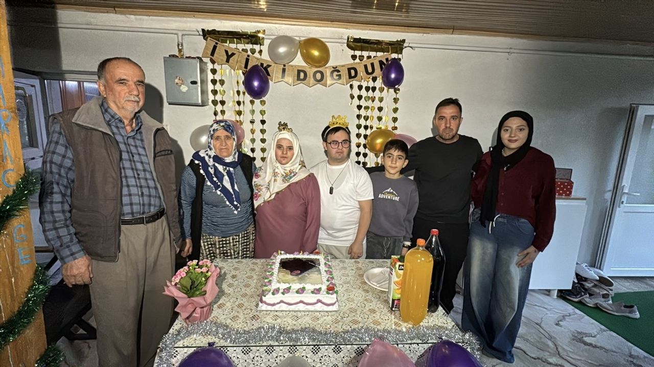 Erzincan'da Down Sendromlu Sümeyra'ya Anlamlı Doğum Günü Sürprizi