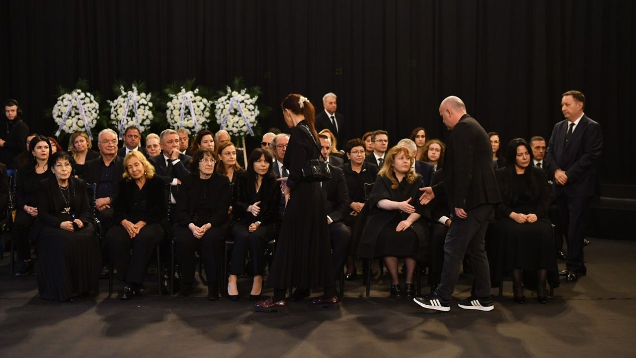 Eski Arnavutluk Başbakanı Fatos Nano'nun Cenazesi Tiran'da Gerçekleştirildi