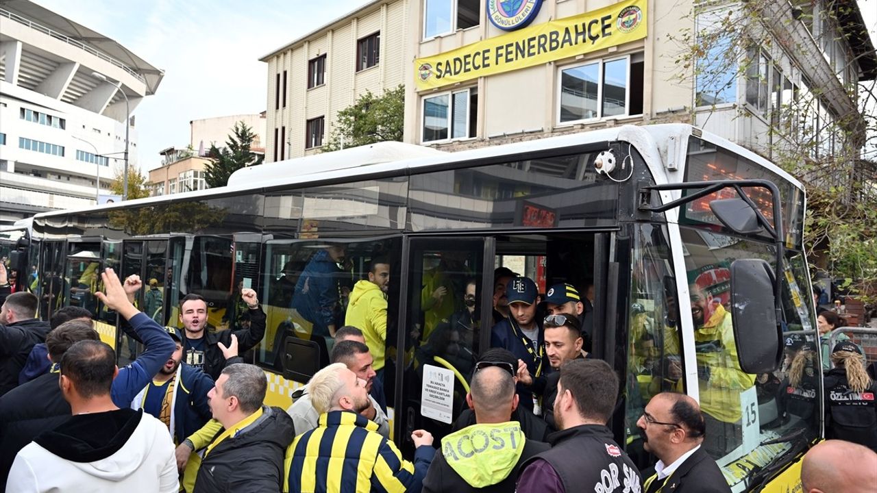 Fenerbahçe Taraftarı Tüpraş Stadı'na Hareket Etti