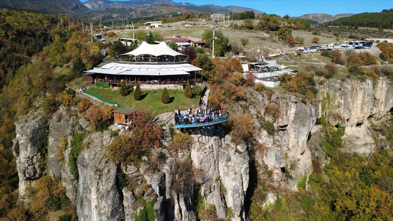 İncekaya Kanyonu'nda Sonbahar Manzarası ve Cam Seyir Terası