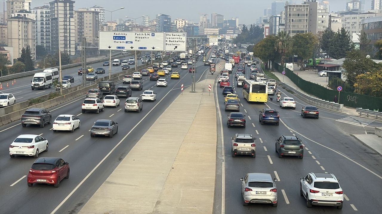 İstanbul'da İlk İş Günü Trafik Çile Dedi