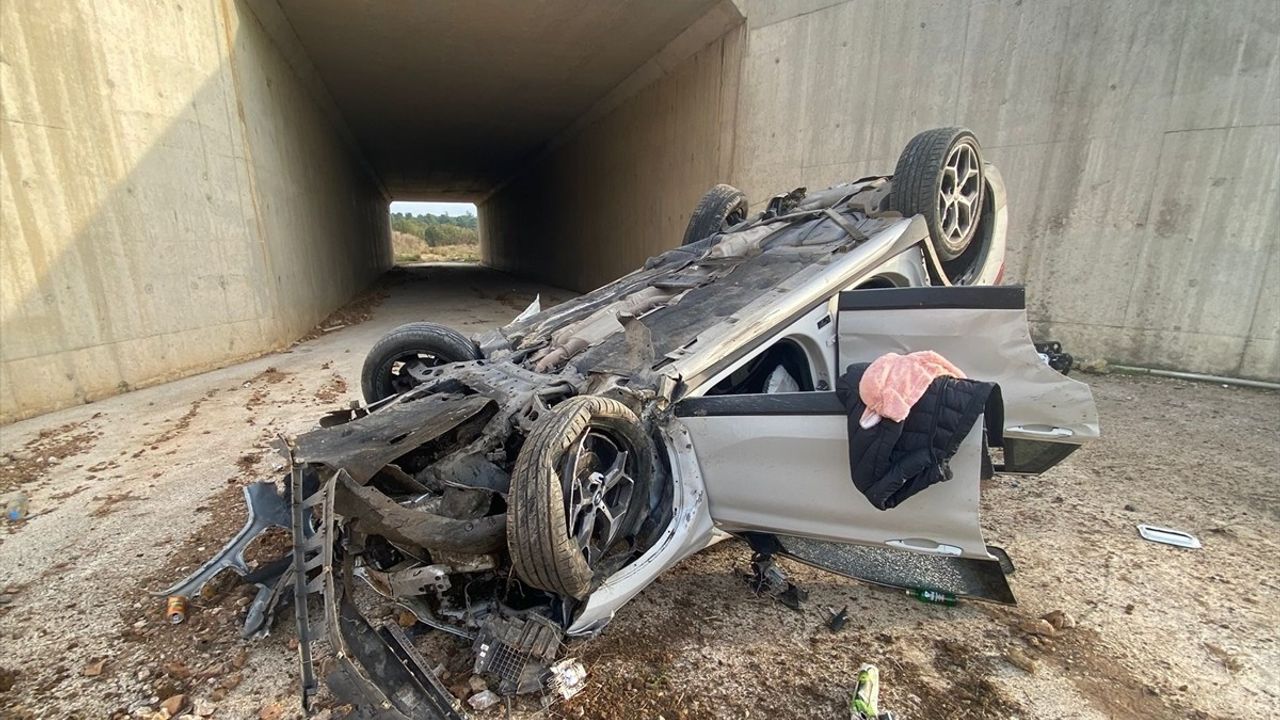 İstanbul-İzmir Otoyolu'nda Devrilen Araçta 4 Yaralı