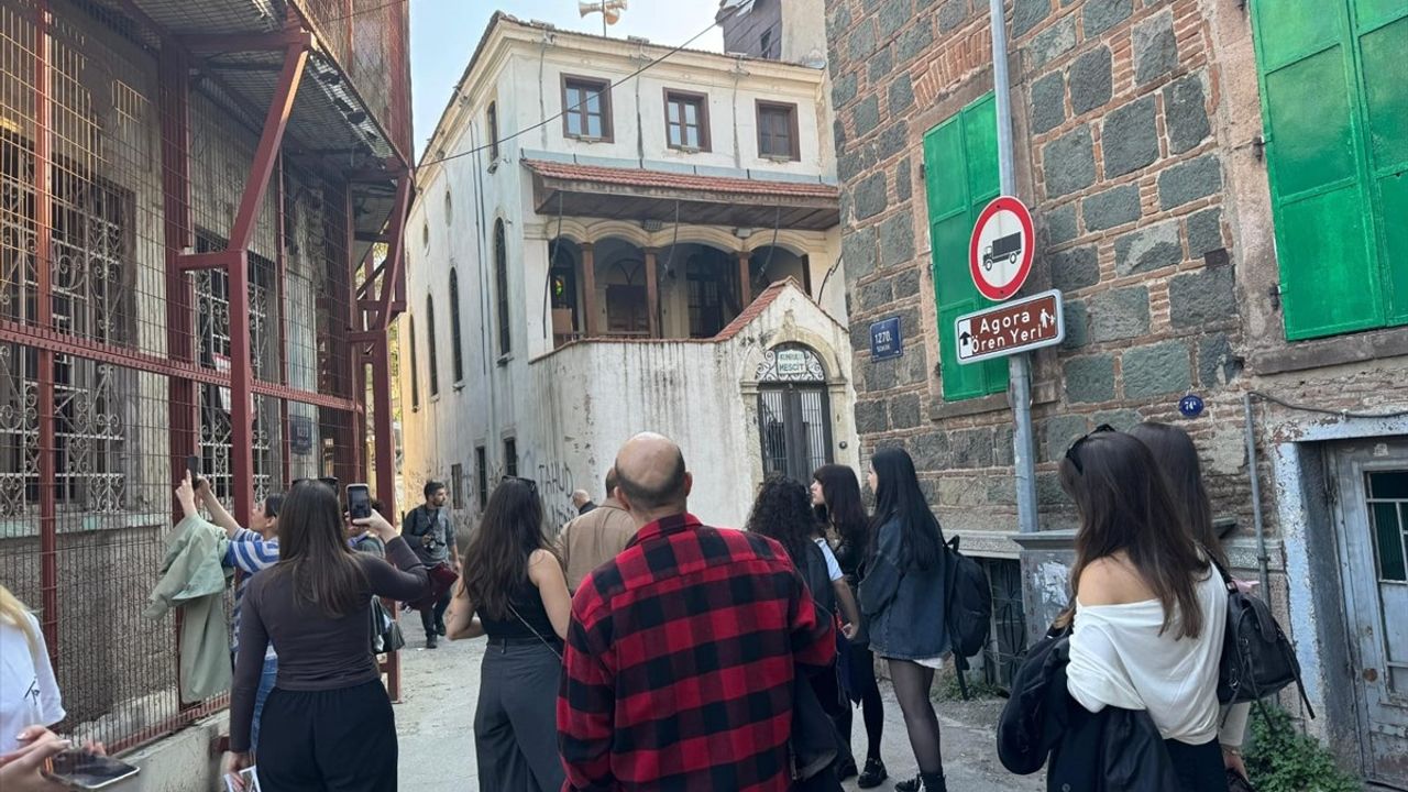 İzmir'deki Öğrenciler Yapay Zeka ile Sanatı Buluşturuyor