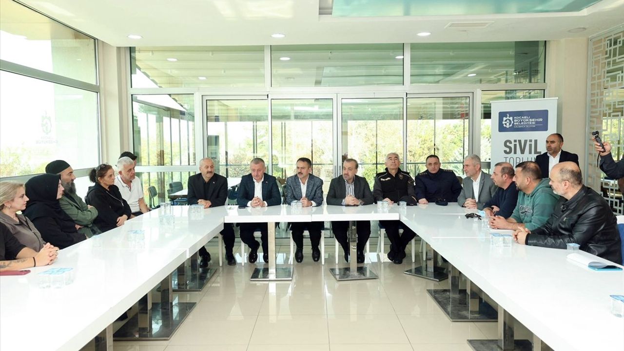 Kocaeli'de Çöken Apartman Bölgesinde Çalışmalar Devam Ediyor