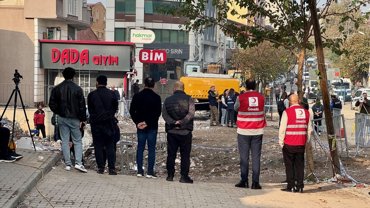 Kocaeli'de Çöken Apartman ve Tahliye Edilen Binalarda Çalışmalar Devam Ediyor