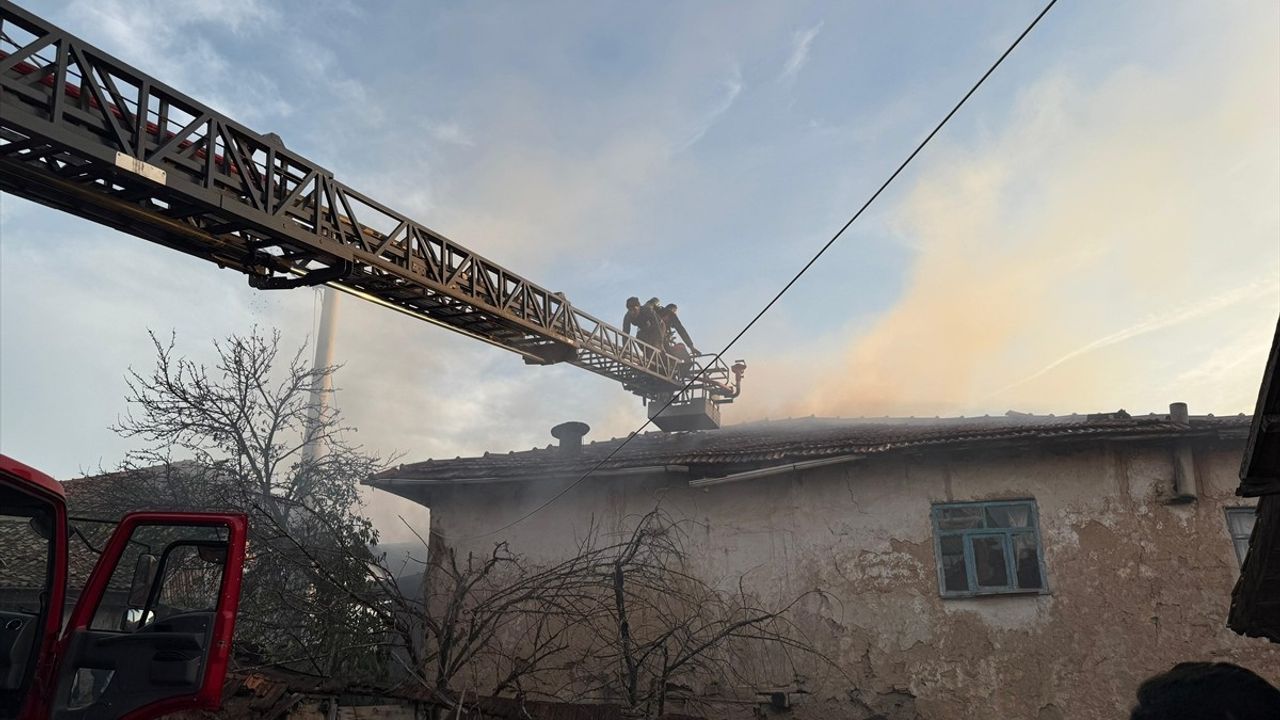 Kütahya'da Yangında İki Ev ve Bir Ahır Yanarak Kullanılamaz Hale Geldi