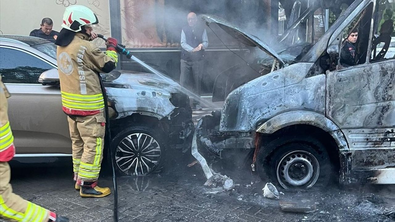Manisa'da Öğrenci Servisinde Yangın: 2 Araç Hasar Gördü