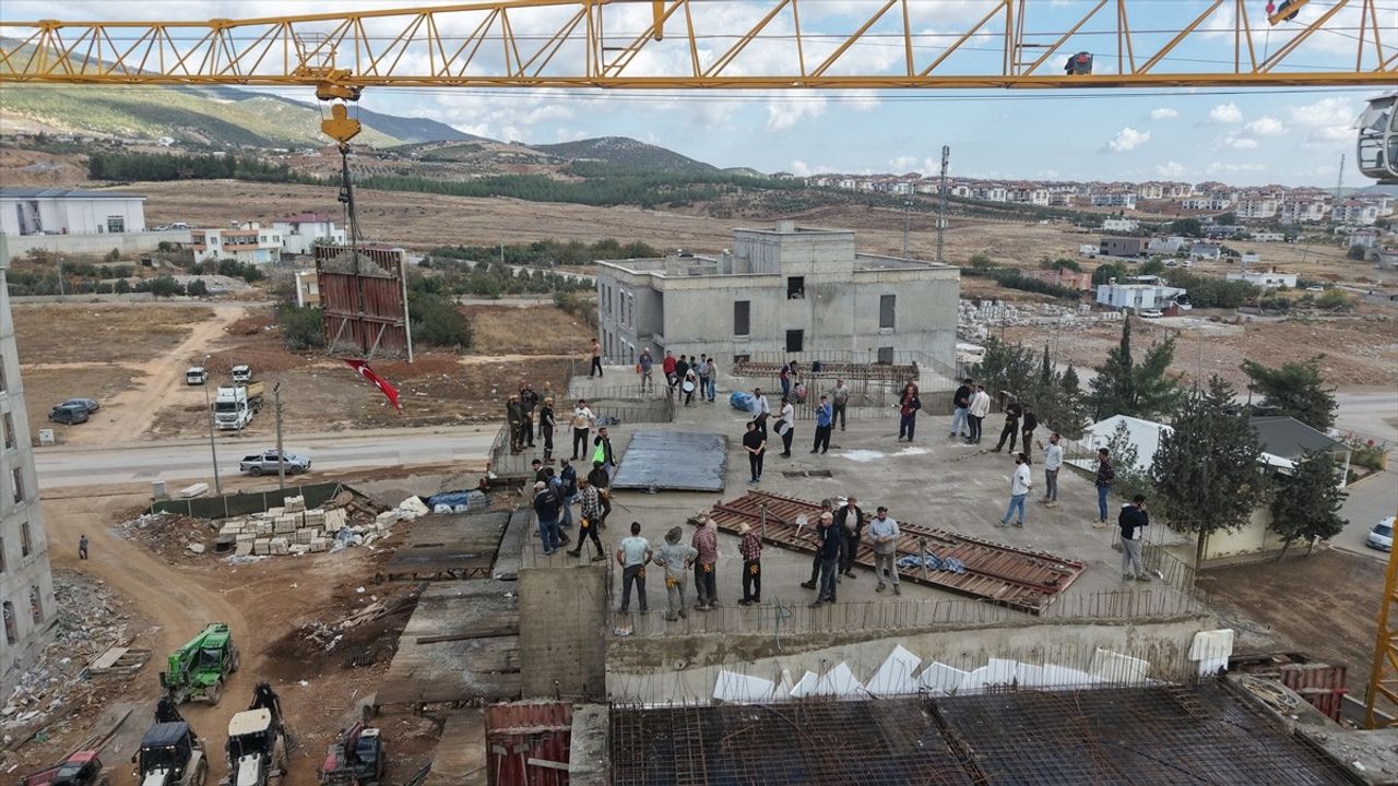 Nurdağı'nda Deprem Konutlarında Son Kalıp Yerine Kondu