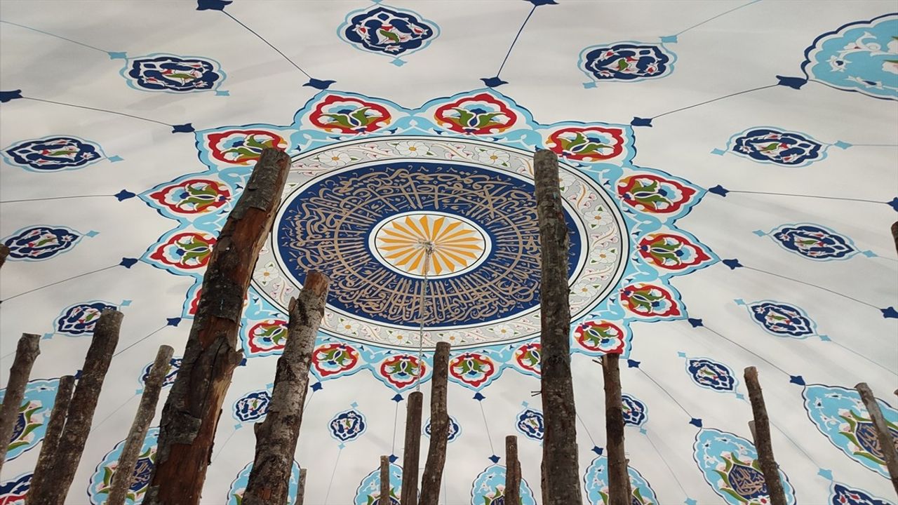 Samsunlu Kadın Nakkaşlar Camilerin Duvarlarını Sanatla Süslüyor