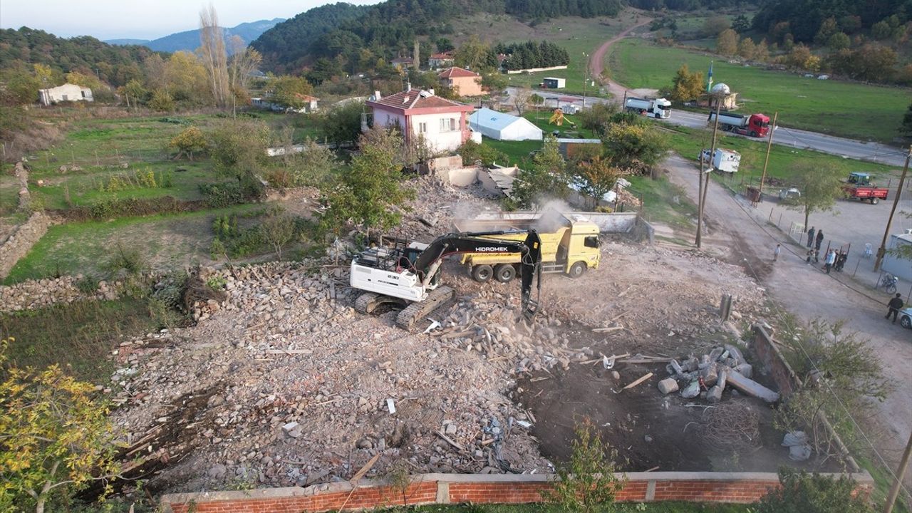 Sındırgı'da Deprem Sonrası Yıkım Çalışmaları Devam Ediyor