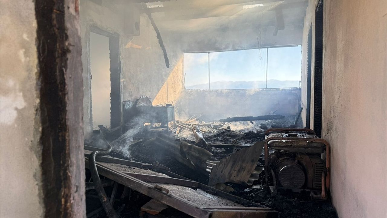 Sivas'ta Yayla Evinde Yangın: Kullanılamaz Hale Geldi